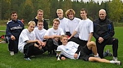 T- Tallin voittoisassa joukkueessa pelasivat Esa Maaskola, Sami Krouvi, Mikko Pekkanen, Olli Uotila, Heikki Olli, Juuso Tasa, Juuso         Maaskola ja Otto Hartikainen (C). Takana vasemmalla huoltaja Matti Olli  ja  manageri Veli-Matti Tasa.